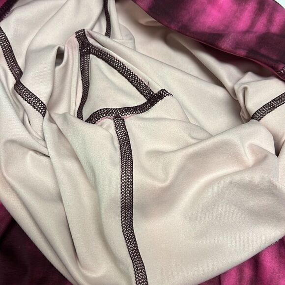 Under Armour Hot Pink/Burgundy Tie Dye Pattern Cropped Compression Leggings- Med - Picture 7 of 10